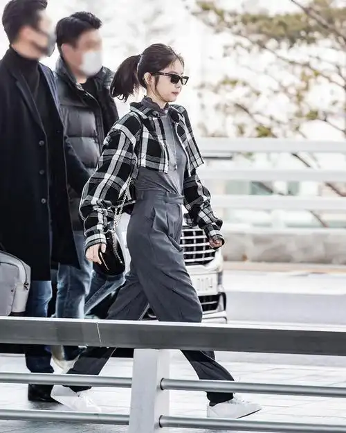 blackpink成员金智妮现身机场戴墨镜的妮妮简直就是太帅了