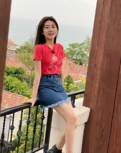 因《双世宠妃》而大红,今穿波点薄纱裙仙气飘飘,甜美范十足