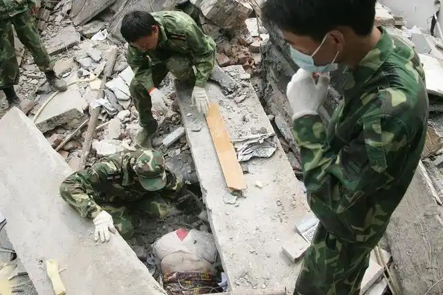 此时此刻,发生了一件恐怖的事情:四川汶川发生了大地震.