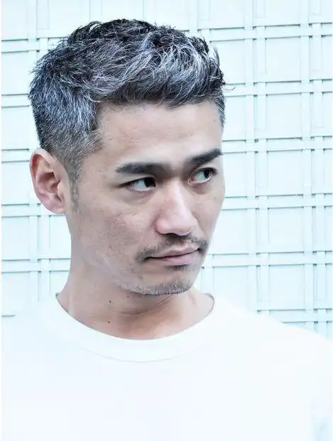 中老年男士发型别乱剪,可以试试这几款,即使头发花白也很帅