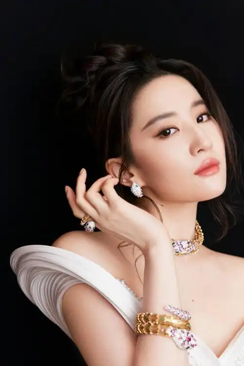 刘亦菲  in  bvlgari    今晚全球品牌代言人佩戴的珠宝同样值得关注