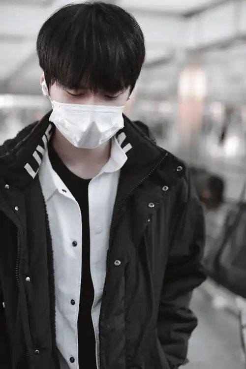 严浩翔 天生原创者 严浩翔今日机场出发饭拍~长款黑色羽绒外套配上