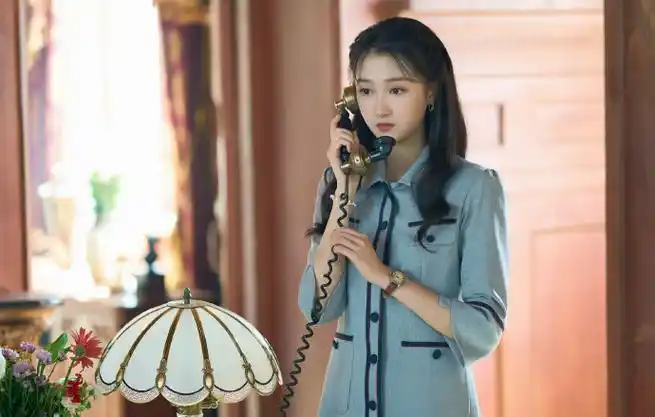 关晓彤超话#关晓彤左双桃#「梅花红桃剧照馆」左双桃@关晓彤民国ootd