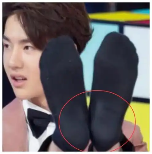 王一博太执迷完美身高?被扒在袜子里藏增高鞋垫,上节目无惧脱鞋