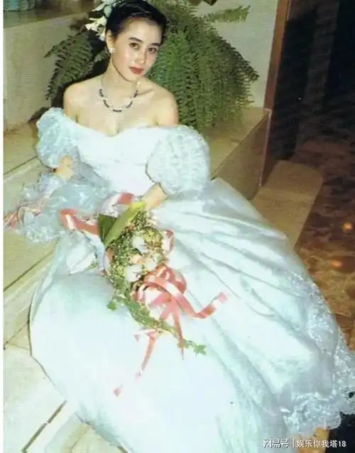 利智婚纱照看起来很美但她似乎不大开心