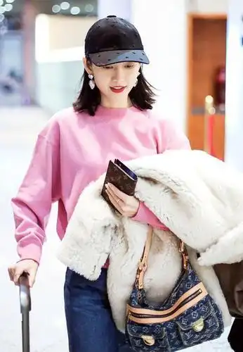 2020流行"春日樱花色",明星们都上头,温柔系穿搭的首选