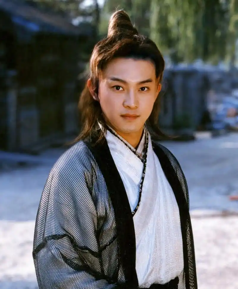 虽然沈腾说沙溢的军艺校草是他自己花钱宣传的,但是沙溢年轻时候真的