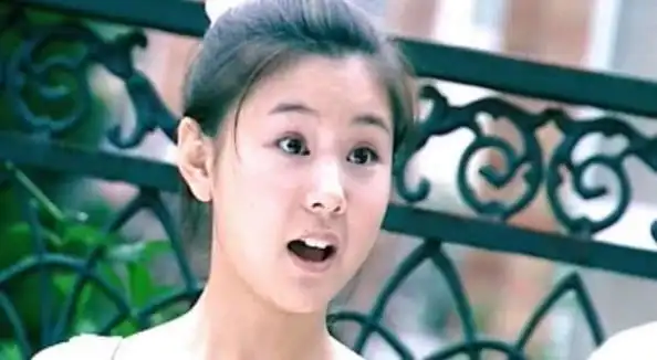 李小萌小时候就多才多艺,连续三届担任国际少儿文化艺术节开幕式中英