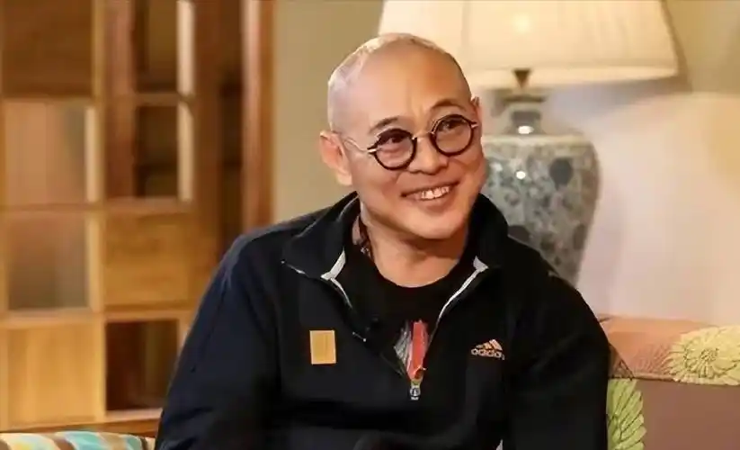 李连杰现身辟谣死讯,并宣传自己的新书,60岁看起来苍老消瘦很多_武术