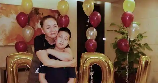 宋丹丹办生日宴,刘涛华晨宇现身合影,张一山杨紫状态不同_祝福_因为