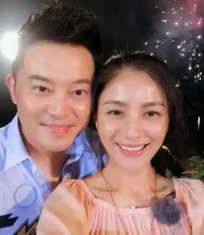 沙溢9年前婚礼现场,一脸胡子穿"婚纱"打扮辣眼,把胡可宠上天_老婆