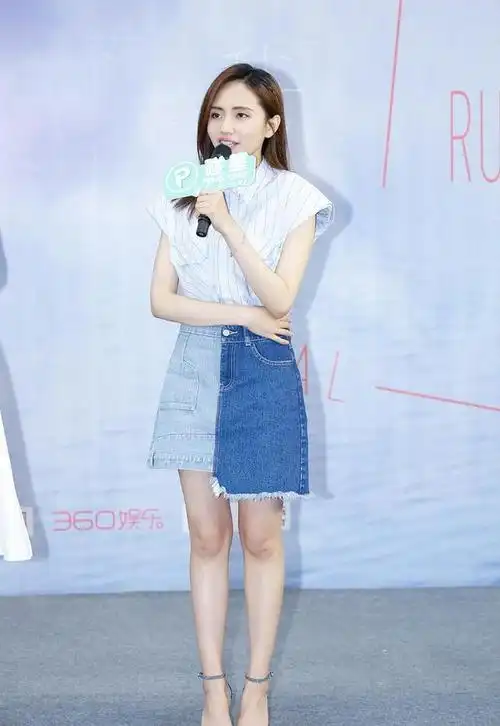 刘惜君这么穿太惹眼了,肉色内搭好像没穿上衣,忍不住多看两眼