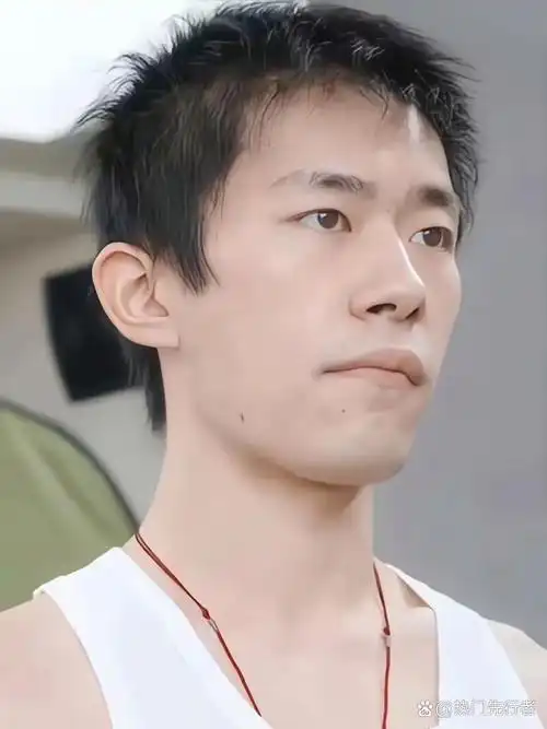 这才是易烊千玺的真实模样吧,不包装,不美颜不滤镜,看着一般般,跟普通