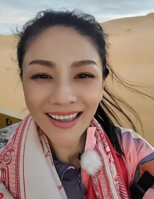 胡可晒九宫格自拍 短发出镜皮肤白皙少女感满满