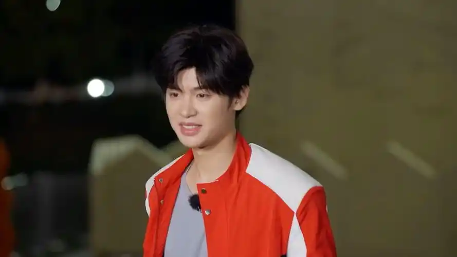 极限挑战:黄明昊用全套"蛋仔派对"游戏皮肤硬控小孩哥,这搁谁不心动啊