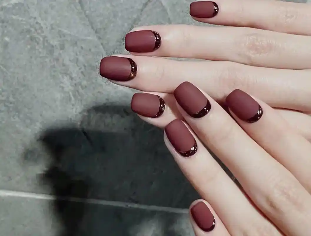 2021冬款显白美甲款 #酒红色美甲  #格纹美甲 #黑色星 - 抖音