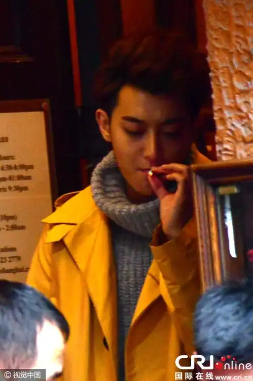 《谈判官》热拍黄子韬黄风衣抢眼 抽烟解乏