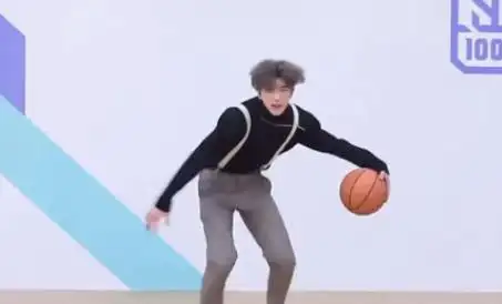 b站里蔡徐坤唱的鸡你太美是什么意思?