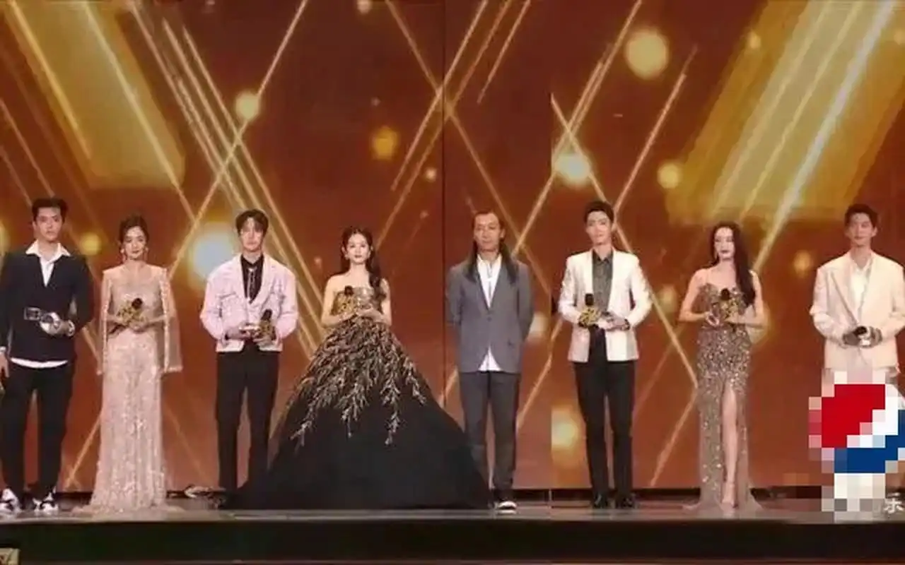 这是一个关于肖战,杨洋和迪丽热巴身高的问题.