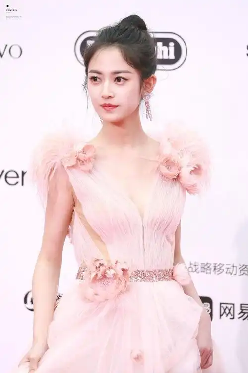陈钰琪的眼睛美极了清澈又有神粉色礼服宛若一朵蔷薇
