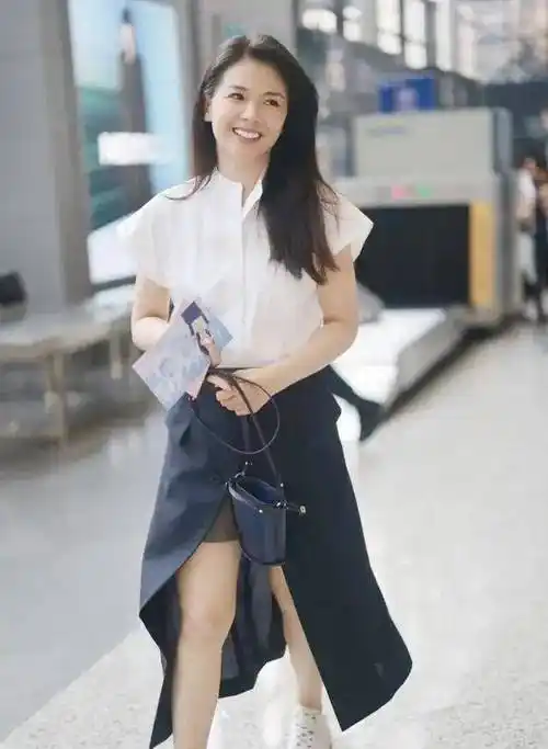 * 长度和宽度一致在刘涛的改编中,短裙和长裙的组合打破了一个长度的