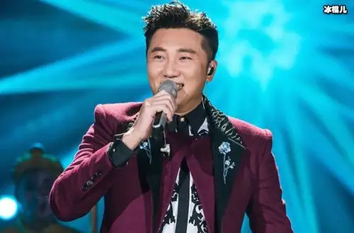 歌手关喆,曾用名关大鹏,1981年出生的吉林省吉林市人,中国内地歌手