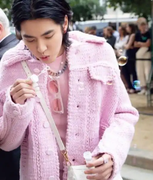 吴亦凡穿粉色毛衣背女款包包,离开精修图,胖脸毁了他的帅气!