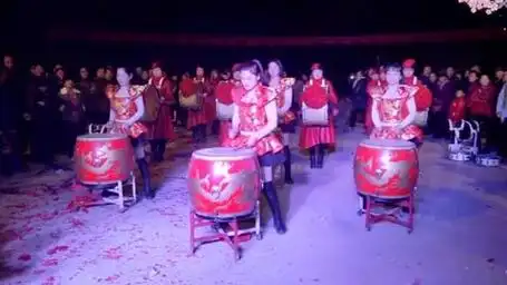 农村婚礼歌舞团表演,全村人都来助兴看演出,场面十分震撼!