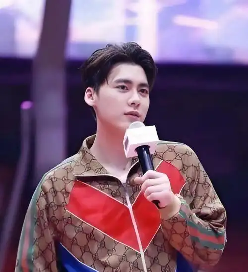 当年李易峰出事儿,曝光过程特别戏剧性