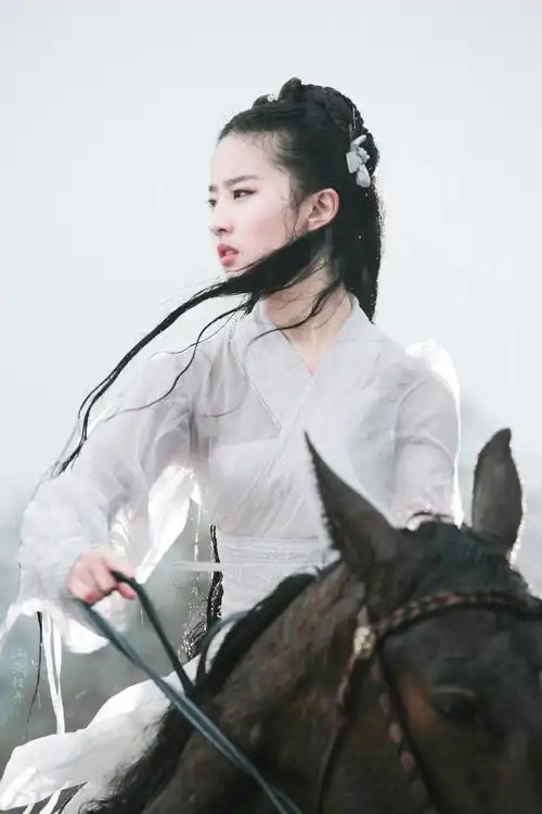 刘亦菲版小龙女白衣骑马,出尘脱俗,仙气逼人