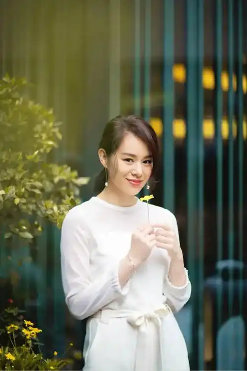 回顾演员胡杏儿嫁大3岁富豪婚后连生三胎如今一家其乐融融