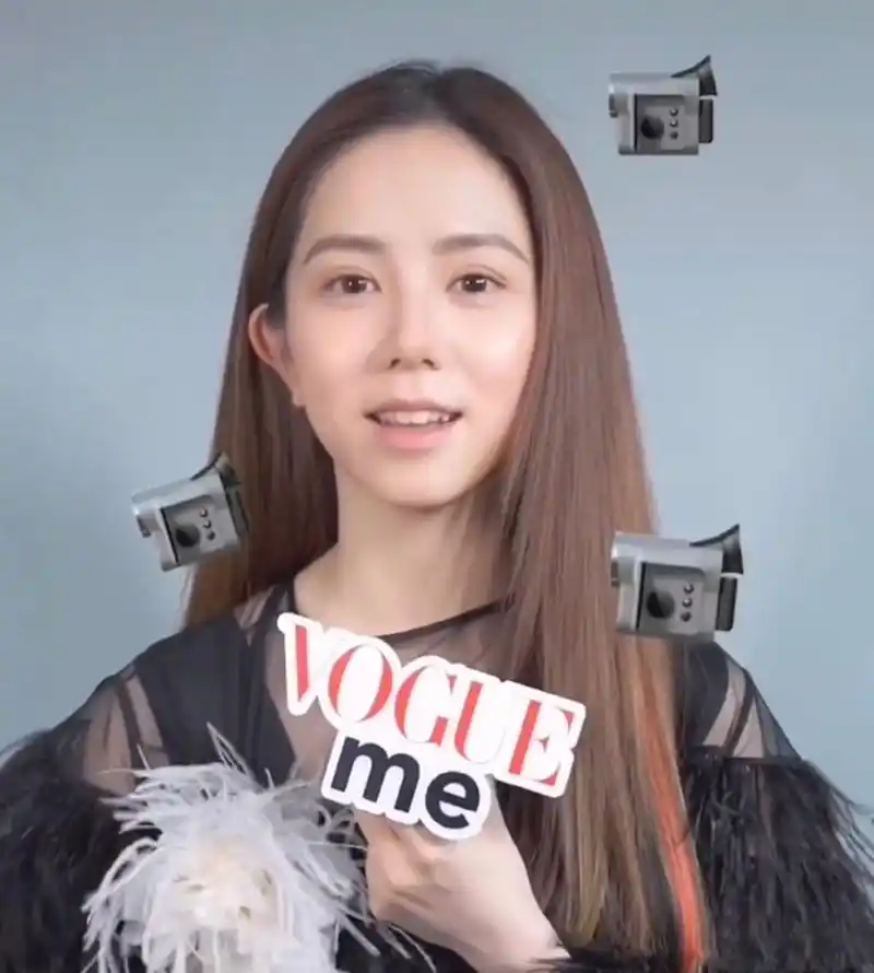 1月24日,邓紫棋素颜接受采访的视频爆出,被网友直呼判若两人.