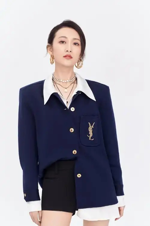 简介:王鸥蓝色西装魅力写真图片,分享一组王鸥图片给大家,图中的明星