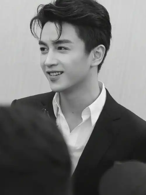 陈晓超话#陈晓#【图集】阳光帅气9699美人痣陈晓  生日倒计时ing