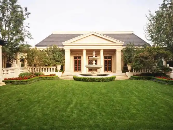 优势:北京豪华十大豪宅之一97容积率:0.6,1200平米,25米泳池.