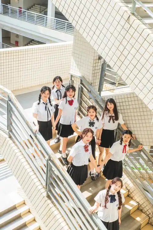 合照人多不会摆这样拍让你的毕业照片最出众