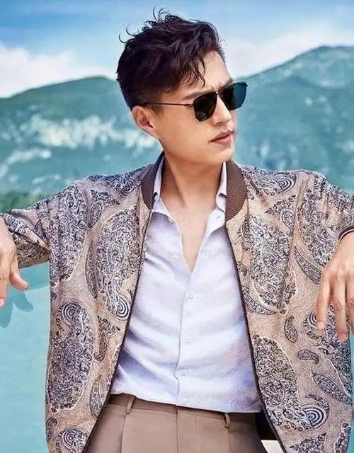 靳东"反油腻"的秘诀:穿基础款,梳偏分发型,45岁也很有男人味