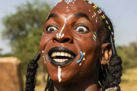 非洲不同求偶节 男子化上奇怪的妆容做搞笑 吸引异性