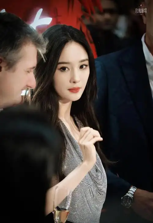 杨幂出席线下品牌活动