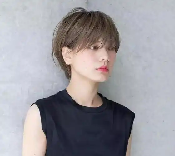 2021年夏季女生最新短发造型推荐,减龄不说还很洋气脸大的女生也很