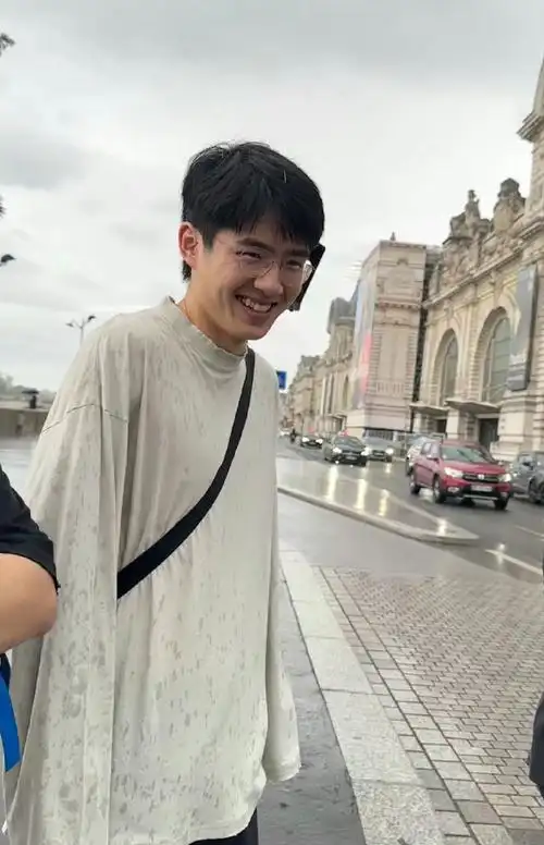 刘昊然淋雨笑得好开心