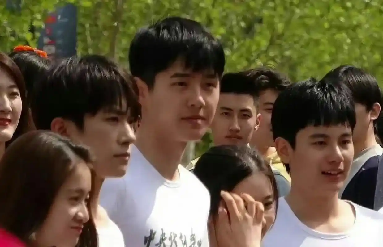 易烊千玺和刘昊然同框的画面,让旁边的两个女生笑的合不融嘴.