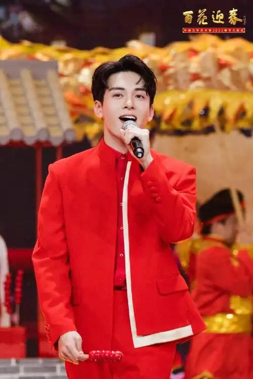 曾舜晞说年终总结要有作品##曾舜晞现身龙年春晚彩排