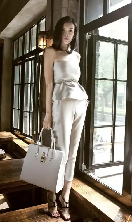 这个季节出门怎样穿学学模特出身的主持人李艾时尚清新又时髦