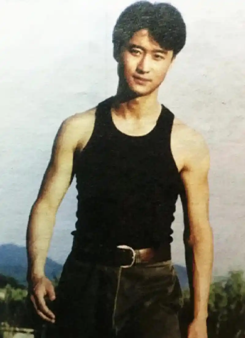 吴京"硬汉"年轻时照片,骨架虽小,却练出了一身筋[大笑]