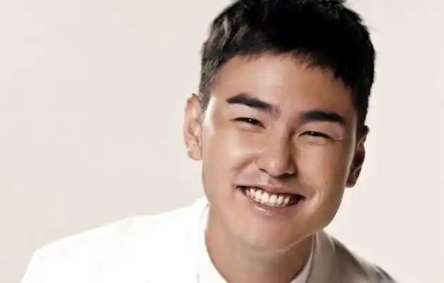 阮经天是台湾演员兼模特,他在都市剧《命中注定我爱你》中一举成名,并