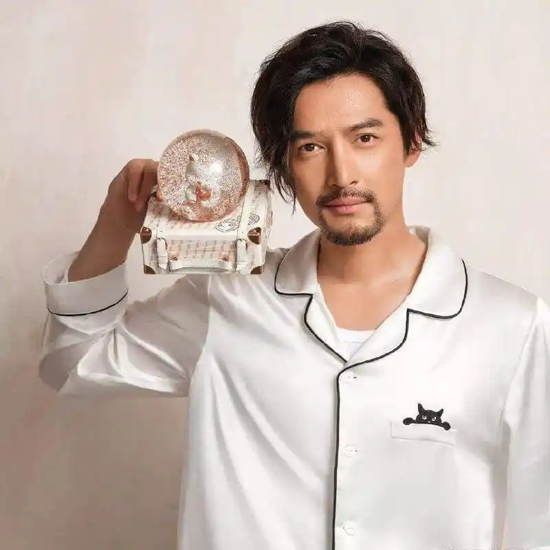 高颜值男星留胡须:胡歌变文艺,千玺更有男人味,陈伟霆更帅气_胡子