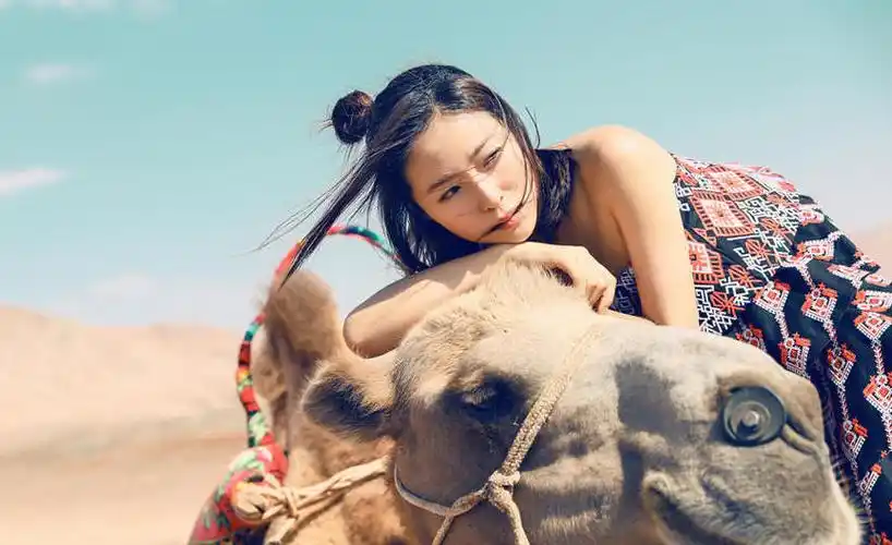 高清:江一燕情迷沙漠 融于自然宛若异域少女