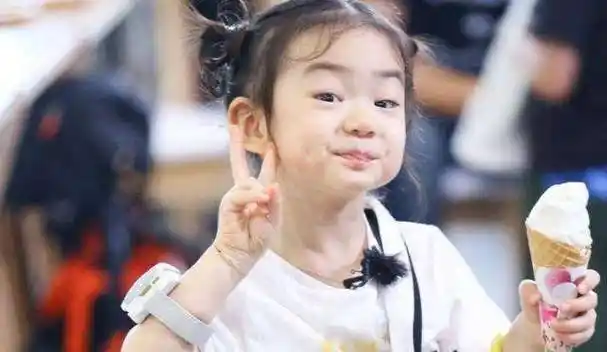 本以为戚薇与女儿长得够像了看到杨幂女儿才懂什么是复制粘贴