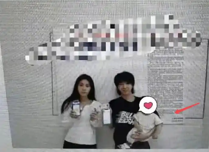 华晨宇张碧晨一家三口合影曝光!花花抱娃姿势抢镜,爸爸力满分